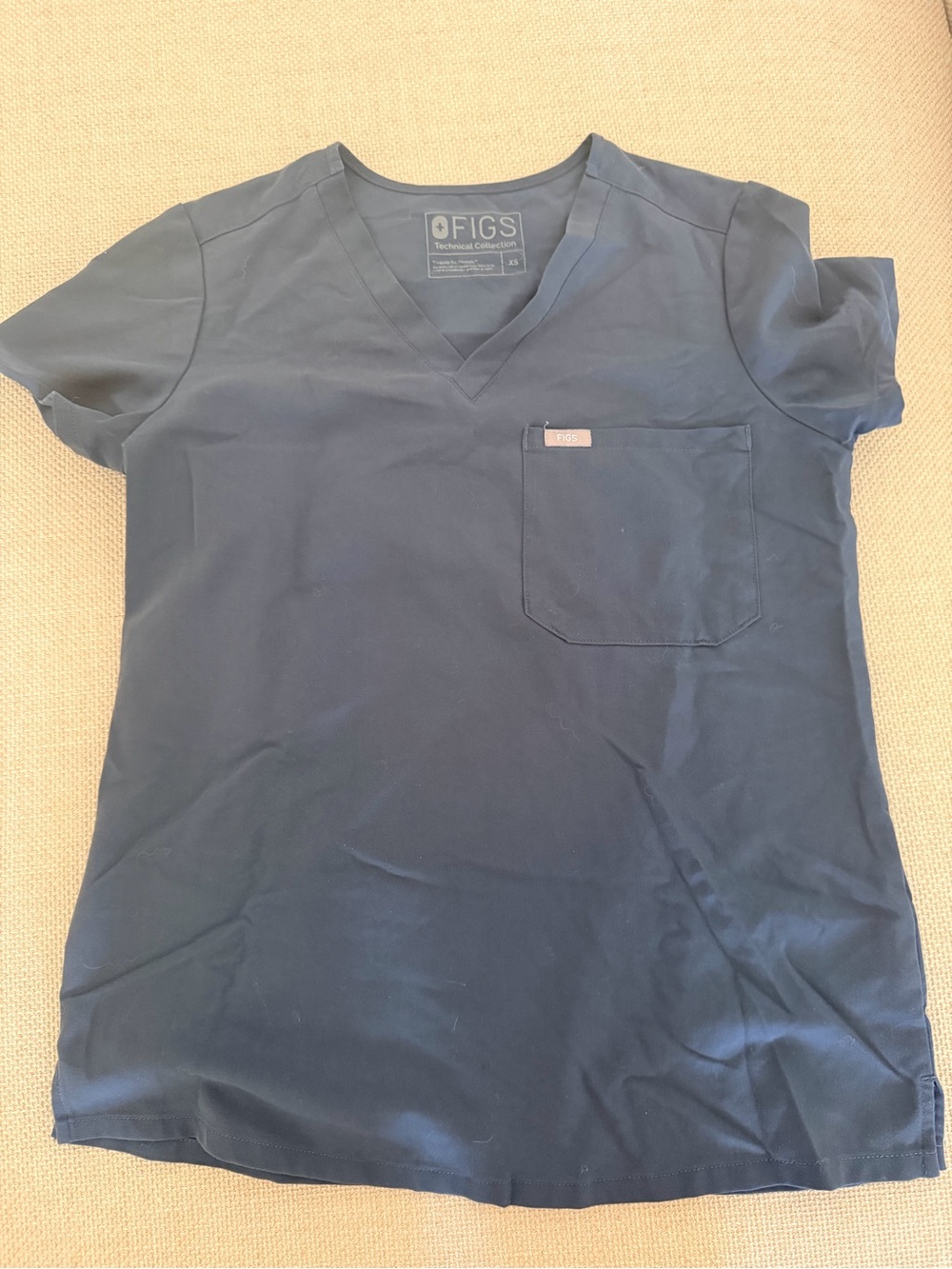 FIGS Women’s Catarina Dusty Navy V-Neck Pocket Scrub Shirt